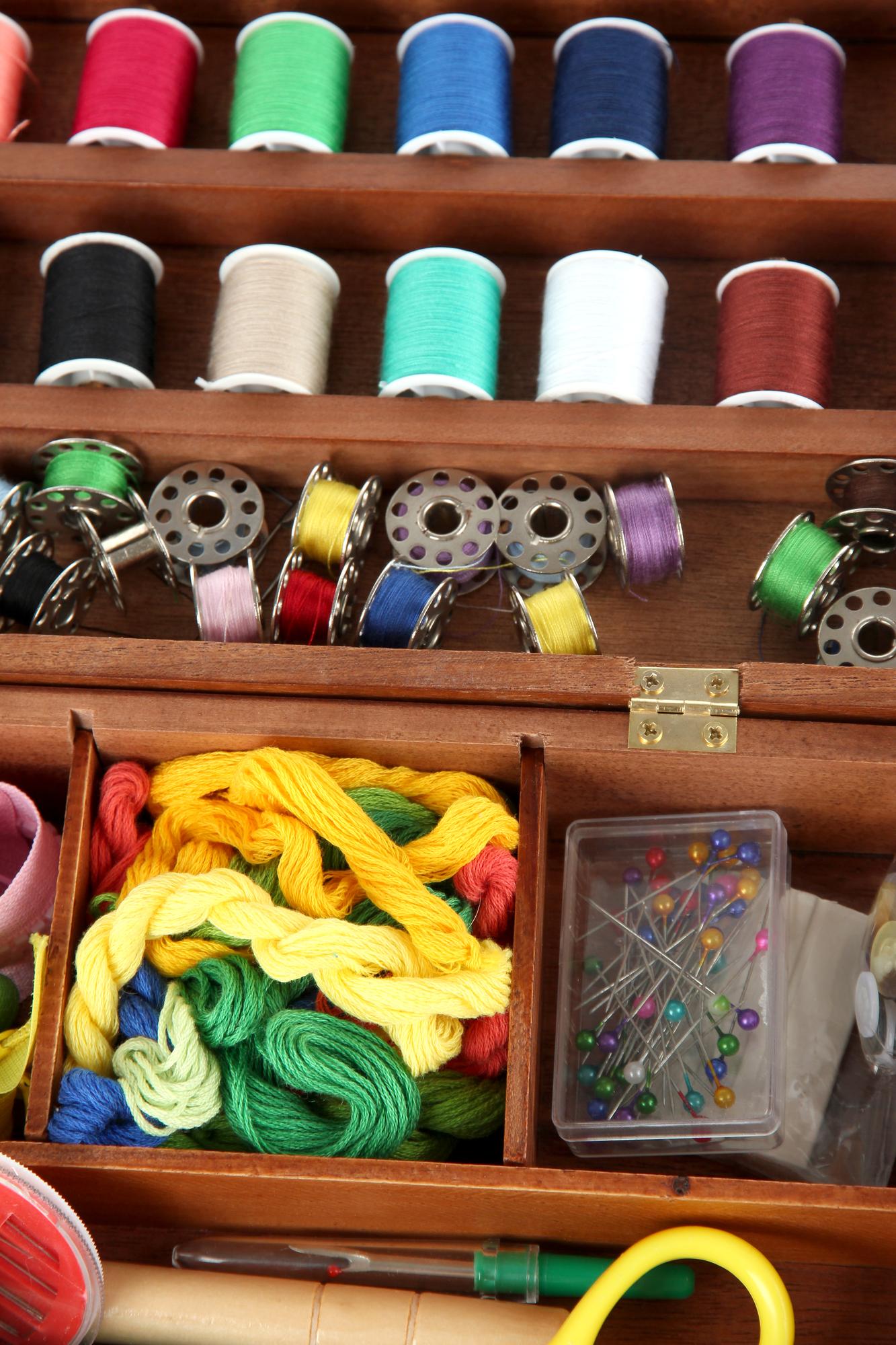 Atelierraum mit Stickmaschine und Garnregal